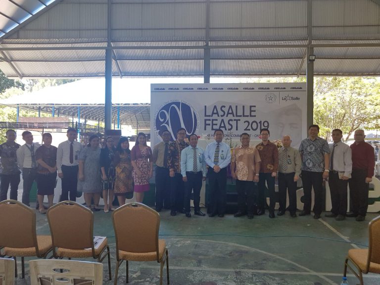 Penandatanganan Kontrak Hibah Penelitian Antara Dosen Penerima Hibah Dan Kepala LPPM Unika De La Salle Manado