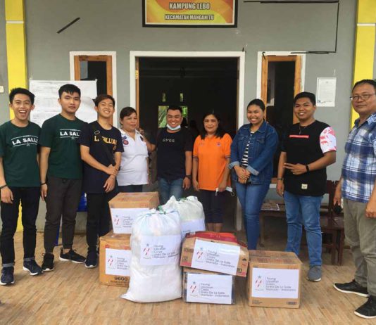 Penyerahan Bantuan kepada Korban Bencana Banjir di Kabupaten Kepulauan Sangihe oleh UKM Young Lasallian Corps (YLC) UKDLSM